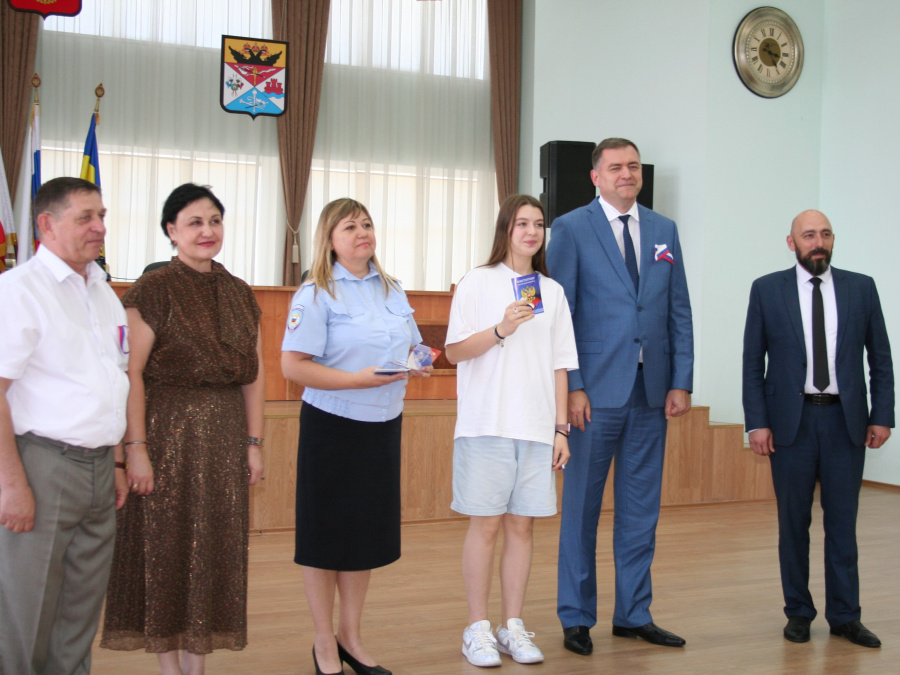 Заместитель председателя горДумы вручил юным новочеркасцам первые паспорта