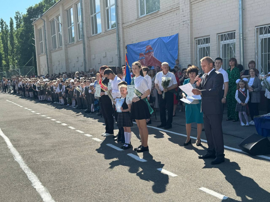 Новочеркасские депутаты поздравили юных горожан с окончанием учебного года 