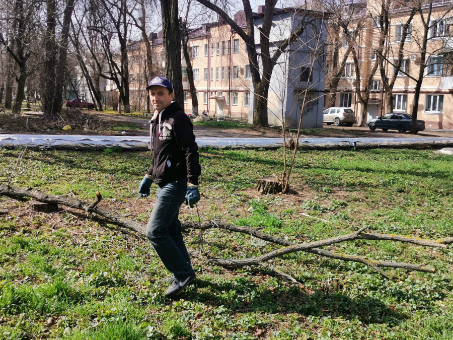 Новочеркасские депутаты вместе с жителями проводят весеннюю уборку