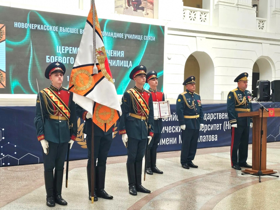 Новочеркасское училище связи получило Боевое знамя Новочеркасское училище связи получило Боевое знамя