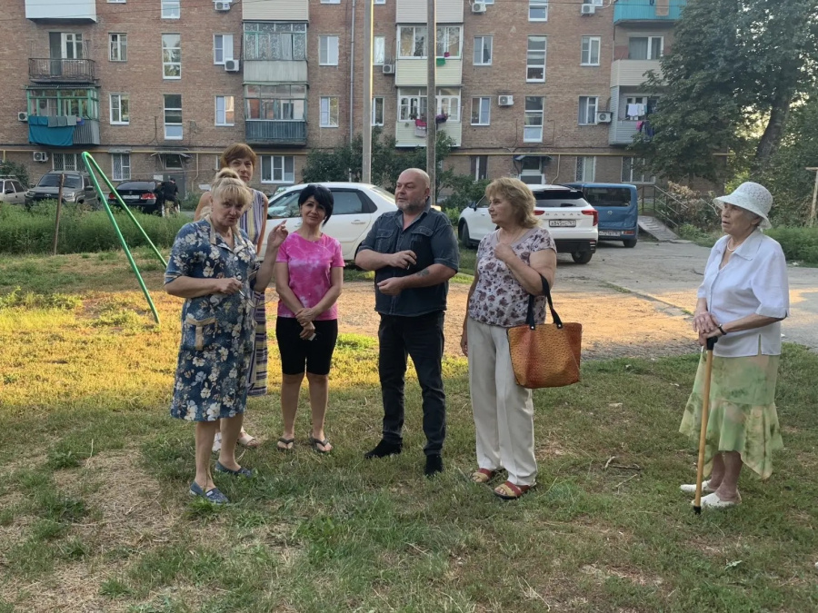 Депутат провел встречу с жителями улицы Макаренко Депутат провел встречу с жителями улицы Макаренко