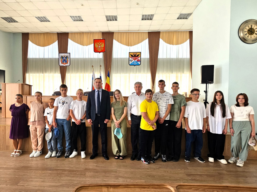 В городской Думе прошла экскурсия для воспитанников центров помощи