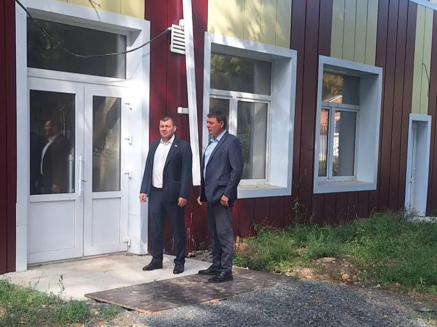 Депутаты ознакомились с ходом работ в школе №22 Депутаты ознакомились с ходом работ в школе №22
