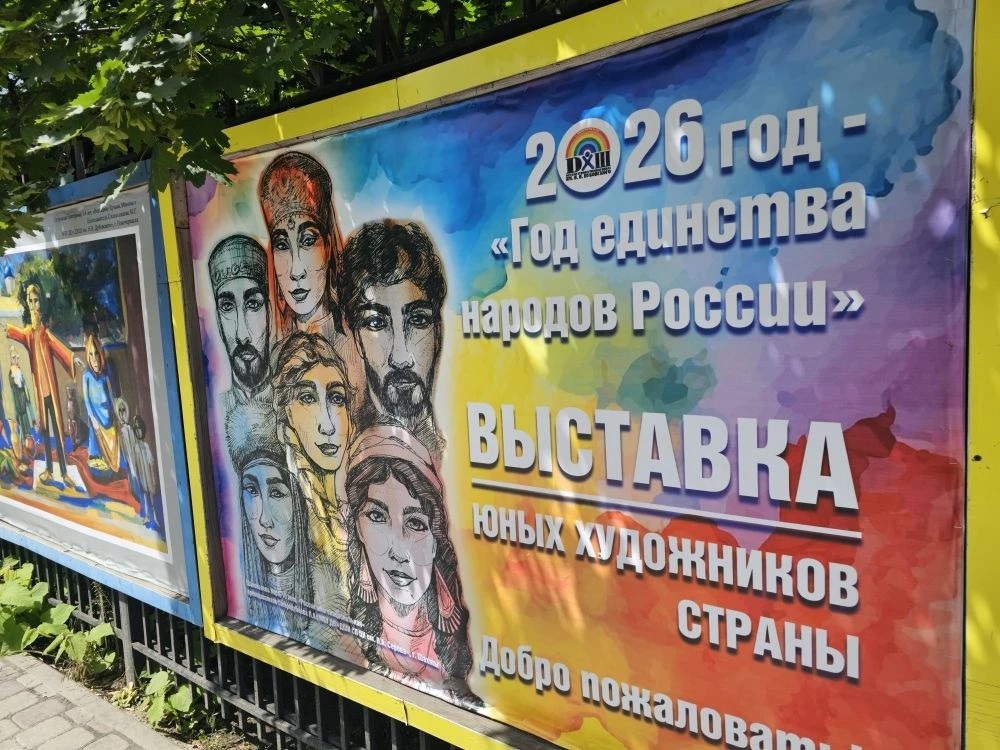 Депутат помог обновить экспозицию «Галереи под открытым небом»